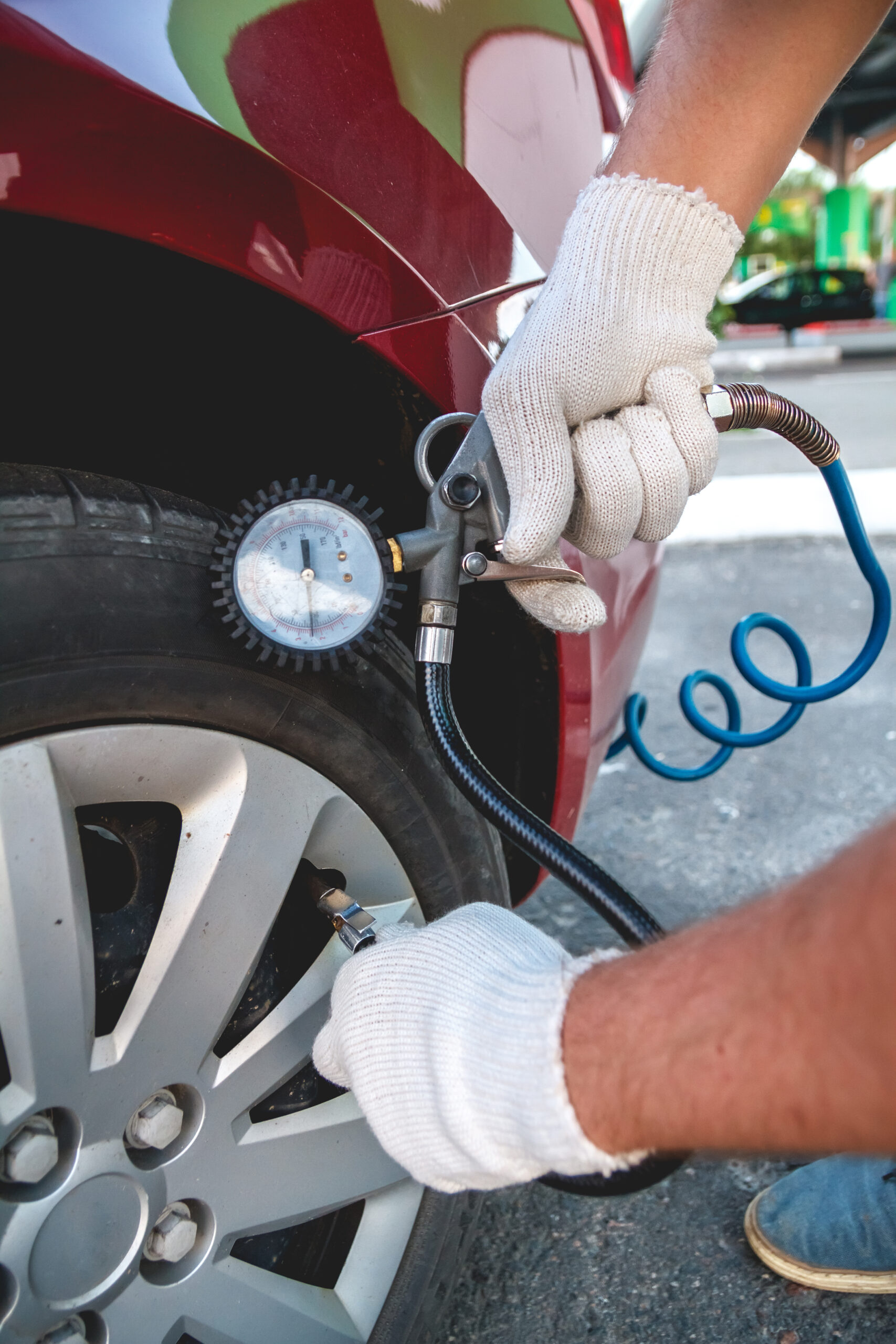 Pumping car tires in the service station